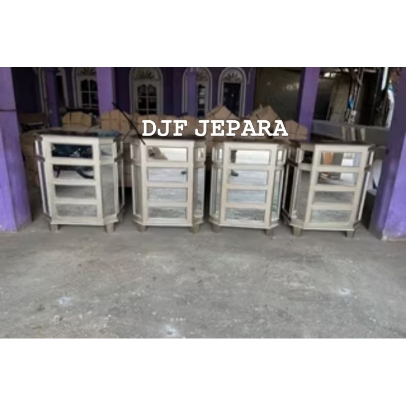 

Kotak ampau kaca / Kotak uang kaca / Kotak angpao kaca / pundi uang kaca / kotak ampau kaca