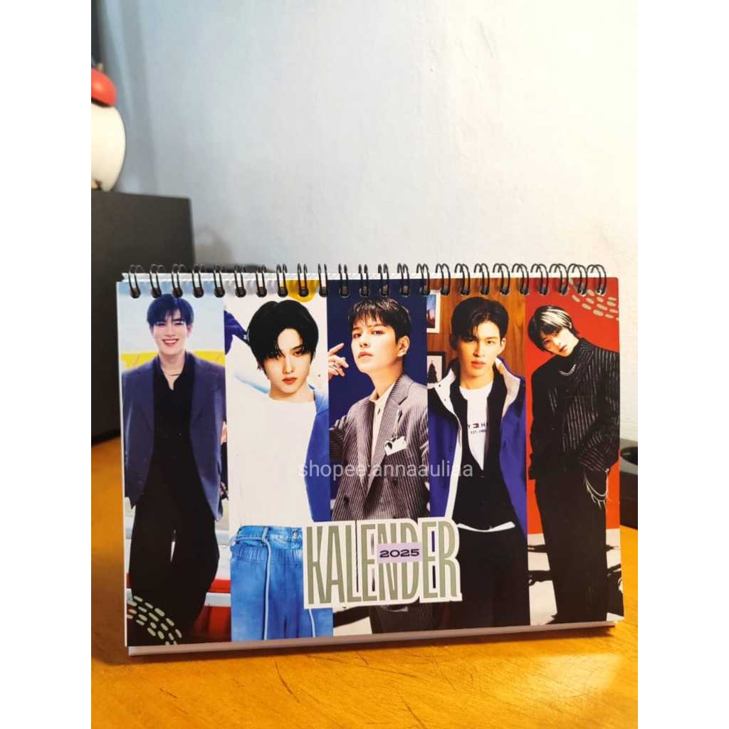

Kalender Kpop Duduk / Meja Custom 2025