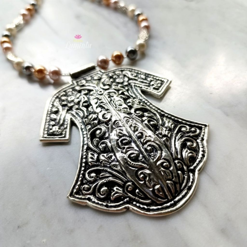 Kalung Etnik dengan Liontin Baju Kebaya - finishing Perak Bakar