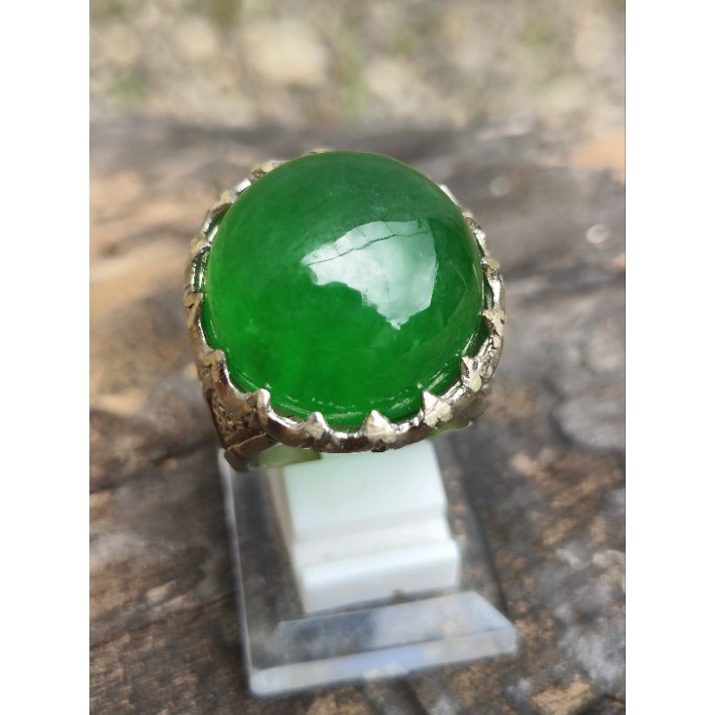 Cincin Batu Hijau dengan Rantai Emas