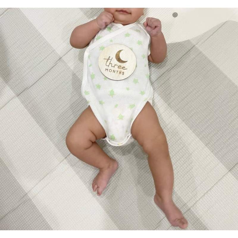 Preloved UNIQLO BABY 0-3 months bodysuit onesie baju newborn turtle green sea kimono