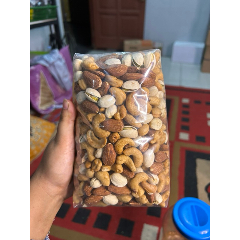 

TRIAL MIX KACANG METE GORENG,ALMOND OVEN,DAN KACANG PISTACHIO