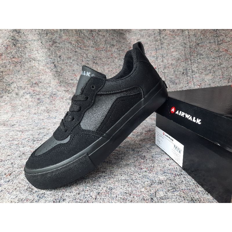Sepatu hitam polos airwalk full black bagus