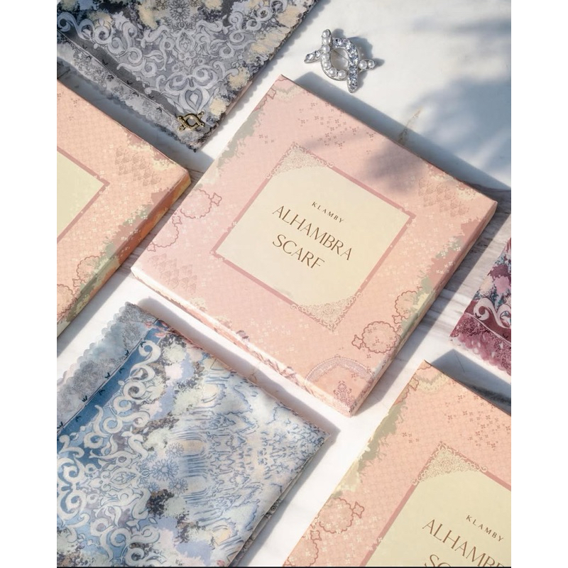 Alhambra scarf wearingklamby