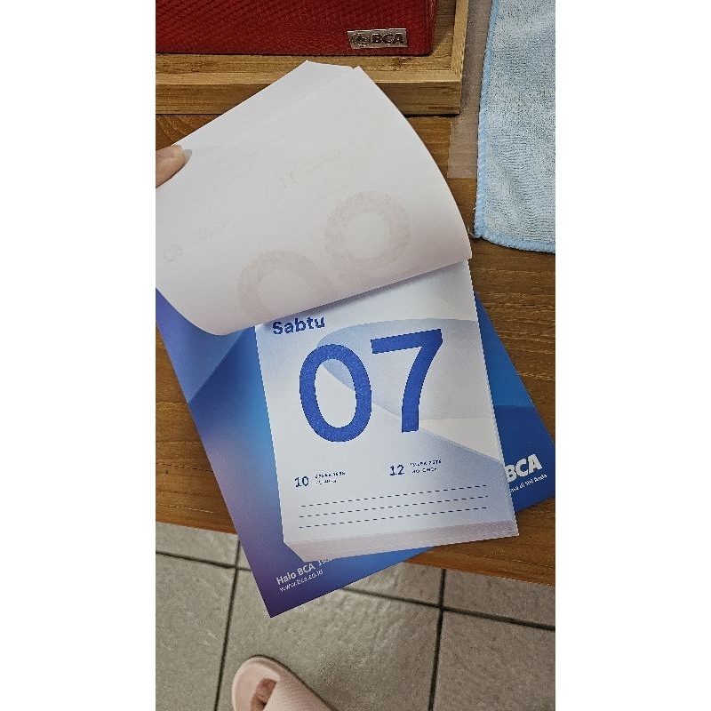 

Kalender harian dinding sobek Bank BCA 2025