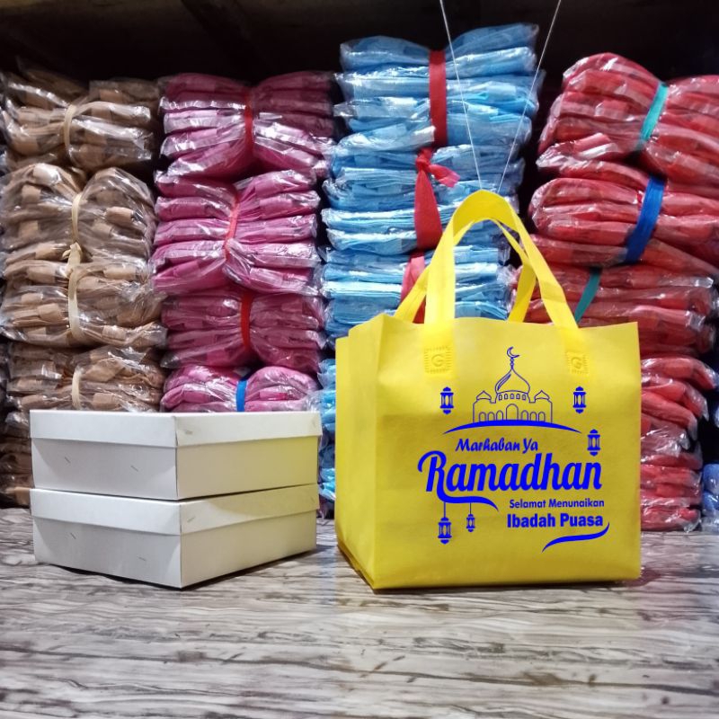 

(Isi 12 PCS )Edisi Ramadhan Tas Box Dus 20x20 Box Nasi Tas Sablon 1 Sisi Tas Spunbond