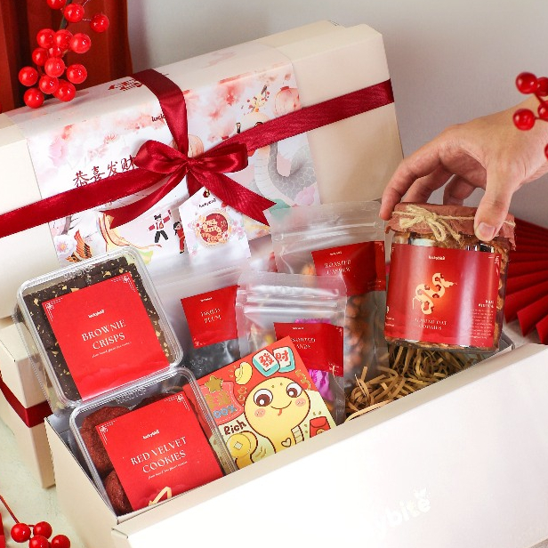 

Hampers Imlek / CNY Hampers / Parcel Imlek - Semi Hardbox - Oatmeal Cookies + Red Velvet Cookies + Brownie Crisps + Kacang Mede + Miniatur Naga + FREE KARTU + PITA + VOUCHER + BUBBLE WRAP | LUCKYBITE