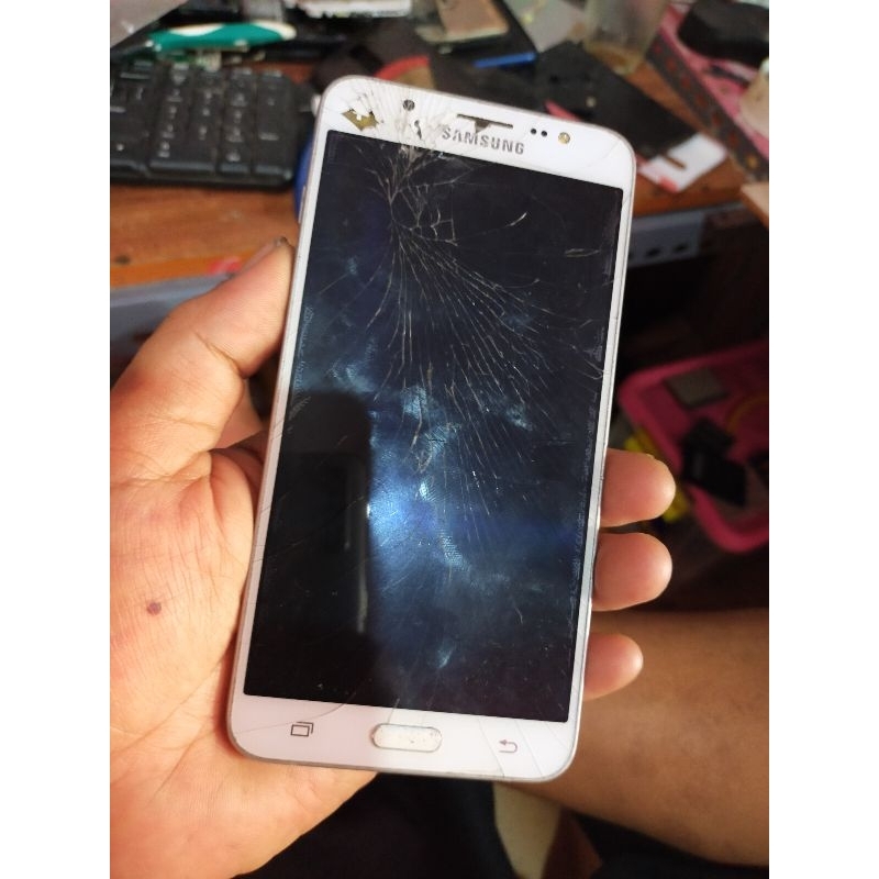 Samsung j5 2016  minus lcd sama batrai lcd ga tampil anggap aja jual mesin mati