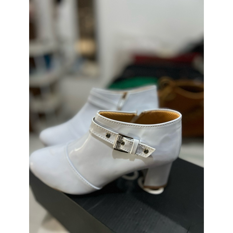Preloved No merk New Sepatu Boots Putih dengan Kulit