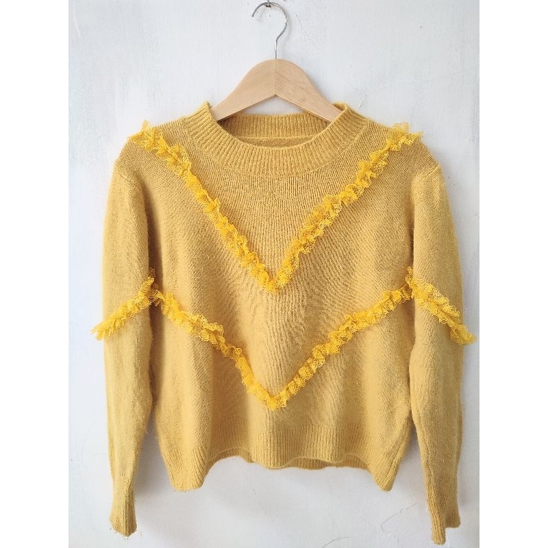 sweater kuning renda