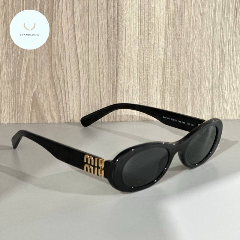 Miumiu oval logo sunglasses black & white