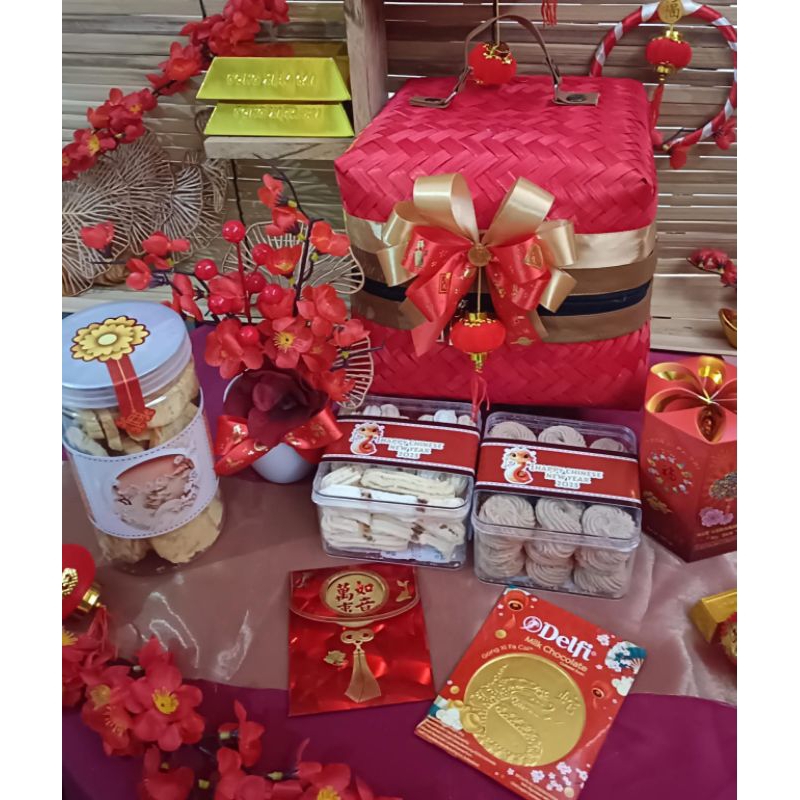 

Yeong Hampers| CNY Hampers 2025 | Parcel Imlek | Hantaran Imlek | Hampers Imlek | CNY Dekor | Cookies CNY | Nian Gao | Kue Kranjang