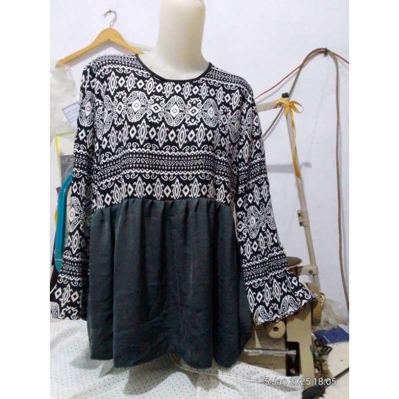 Blus Motif Bunga Lengan Panjang Hitam Putih Fatimah blouse 35 ribuan wanita