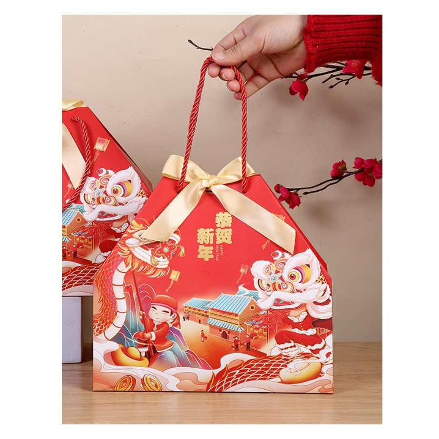 

Tas Tenteng Hampers Imlek Warna Merah Kotak Makan Kue Motif Barongsai Bahan lvory Ukuran Small 25x24x12 Cm