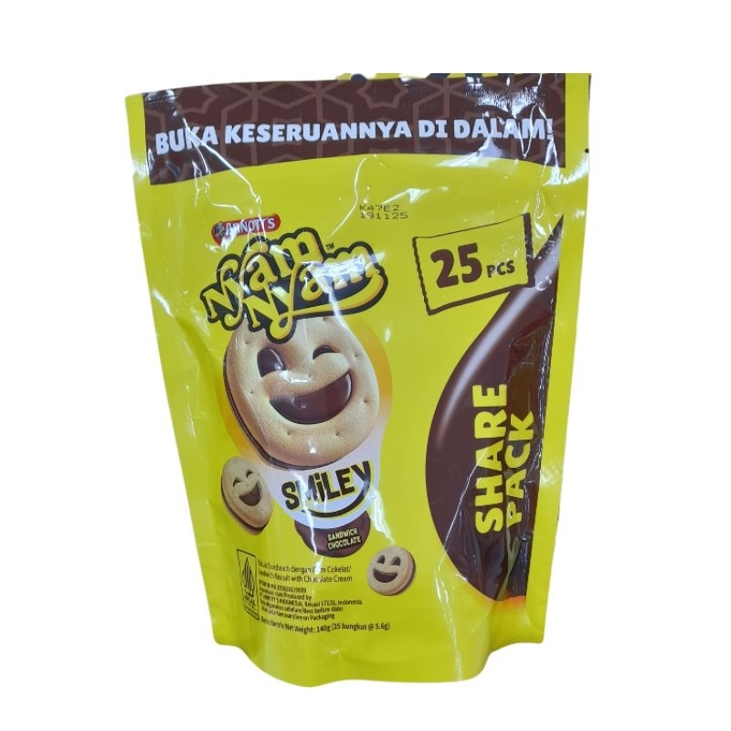 

Nyam Nyam Smiley Share Pack 140gr isi 25pcs/pack Biskuit Sandwich Krim Coklat