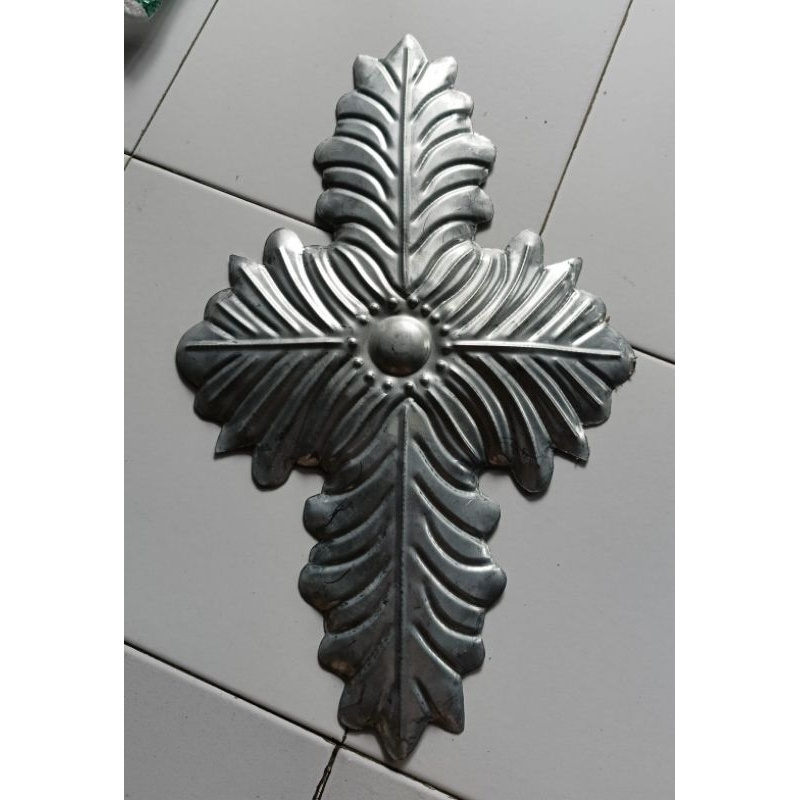 ornamen pagar besi daun tempel