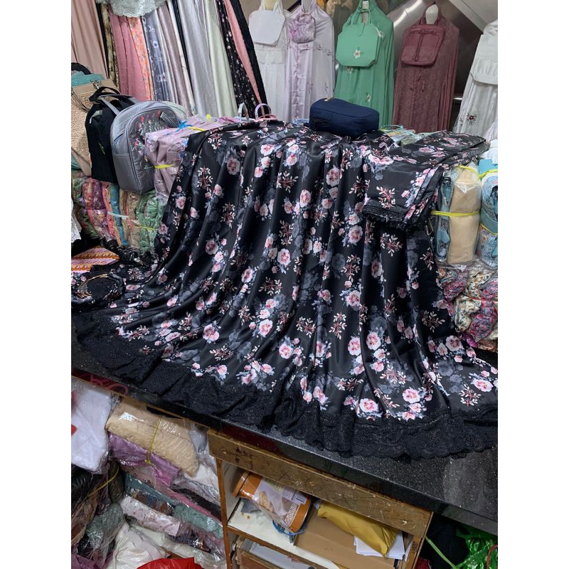 MUKENA RALINISIA SILK PREMIUM SERIES HITAM BUNGA/MUKENA ARMANI SILK PREMIUM/Mukena hitam motif bunga