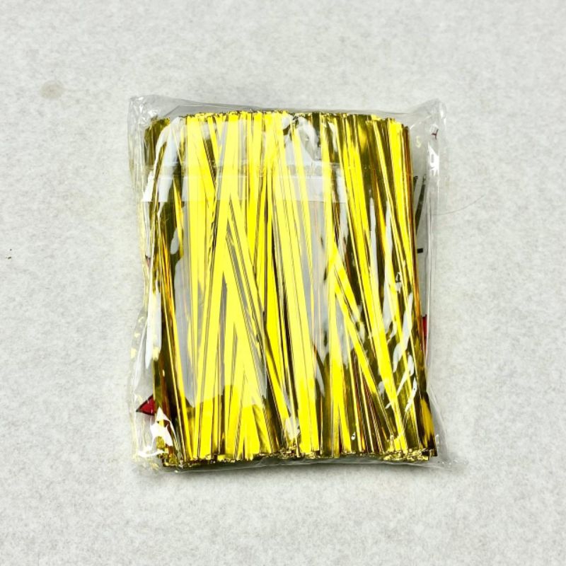 

Kawat Pita Potong 8 cm Gold Emas Kawat Pita Souvenir Bingkisan Hampers Kawat Twist