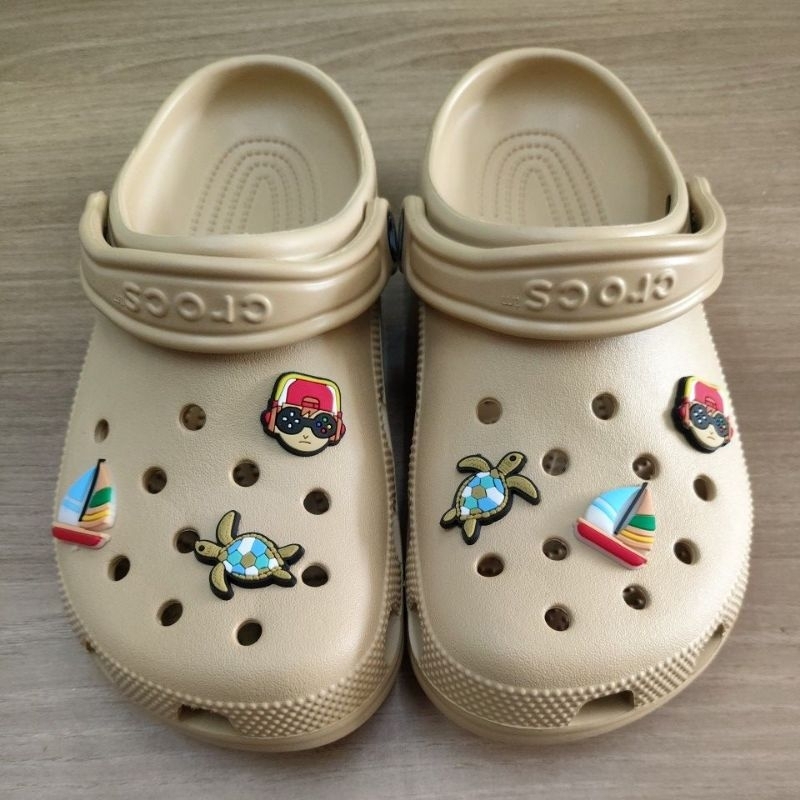 SANDAL CROCS CLASSIC CLOG WHEAT CREAM CARAMEL NO CUTTING MADE IN INDONESIA M6W8 ASLI ORIGINAL AUTHEN