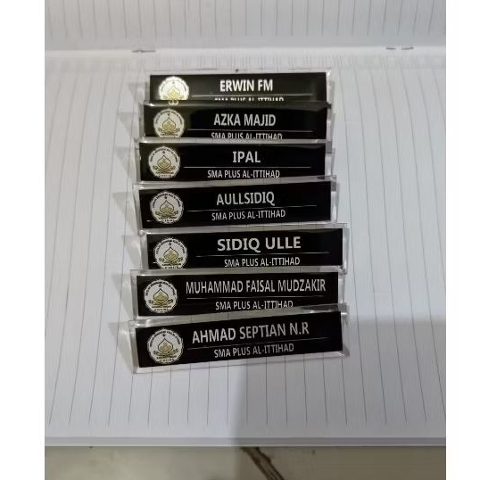 

Papan nama atau name tag