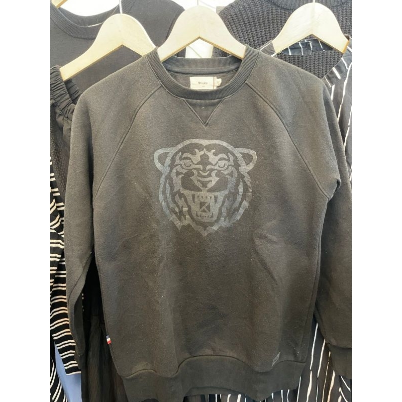 sweater dan CN cowok