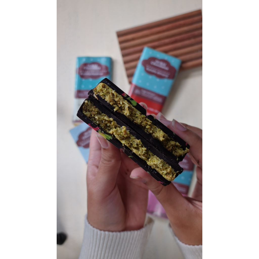 

Coklat Dubai Kunafa Premium, dark chocollate dengan 4 Rasa, kacang pistachionya banyak rasa tidak terlalu manis