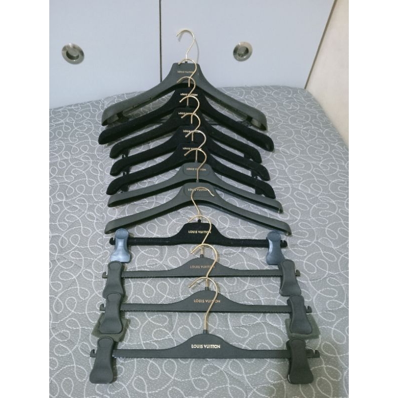 Hanger gantungan LV Second