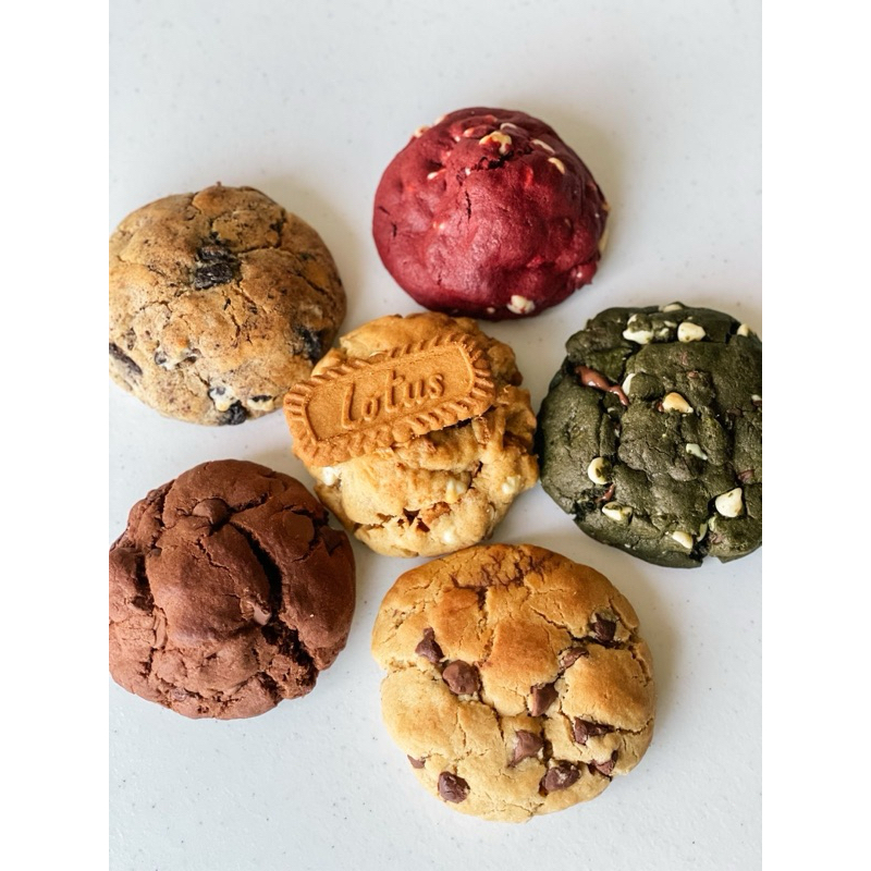 

[Soft Cookies] Cookies lembut dengan tekstur chewy, diperkaya dengan cokelat premium yang lumer di mulut.