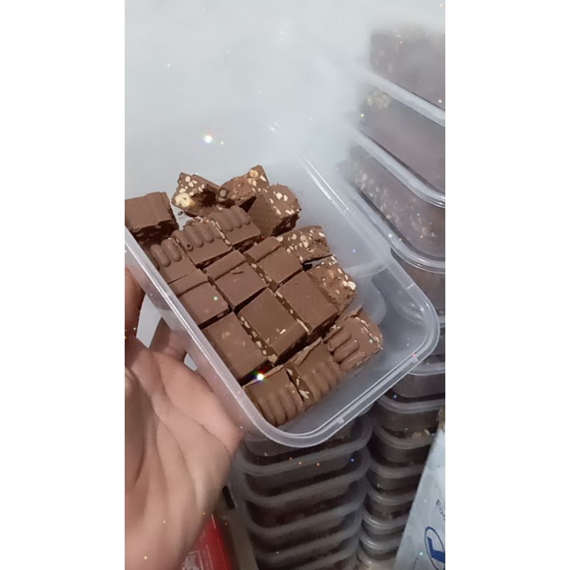 

PATAHAN COKLAT DELFI kacang Mede kemasan BOK 500 ml