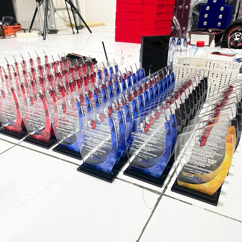 

pembuatan Akrilik Custom Sesuai permintaan