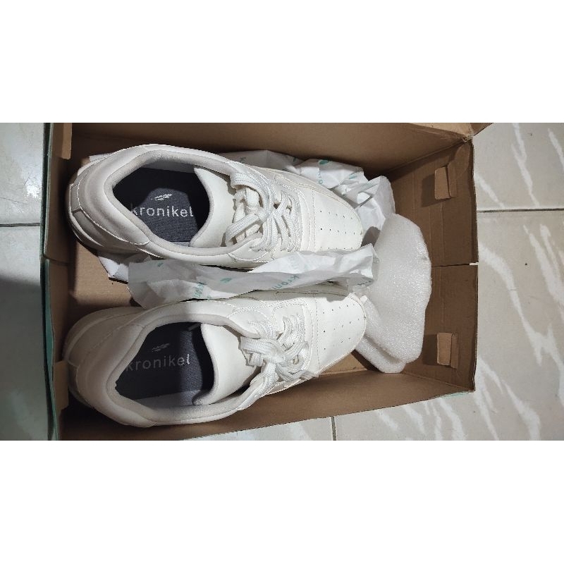 PRELOVED SEPATU KRONIKEL Sneaker WANITA  White/Putih