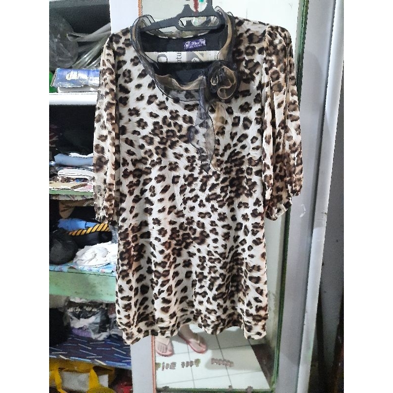 preloved blous atau tunik motif macan elegan