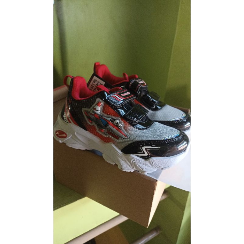 Sepatu Sneakers Hitam Merah Putih