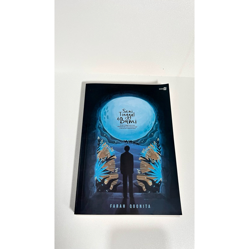 [PRELOVED] Buku second Seni Tinggal di Bumi - Farah Qoonita