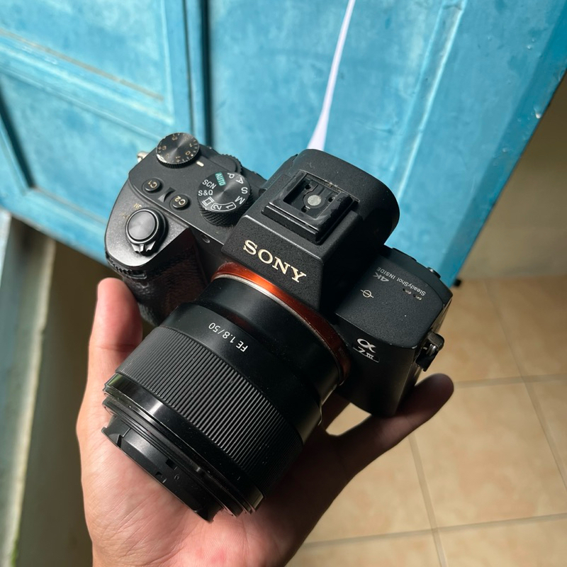 SONY A7III / 73 PLUS LENSA FIX FE 50MM F1.8