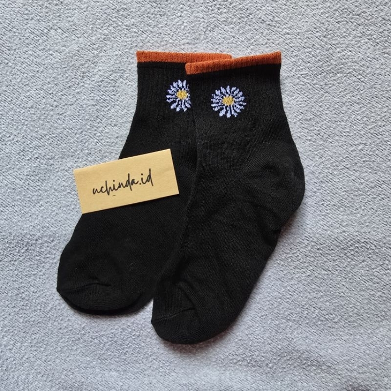 Kaos Kaki Hitam Bunga Daisy