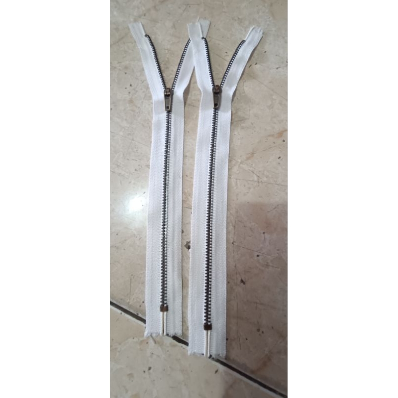 Zipper besi no3 YKK 25cm