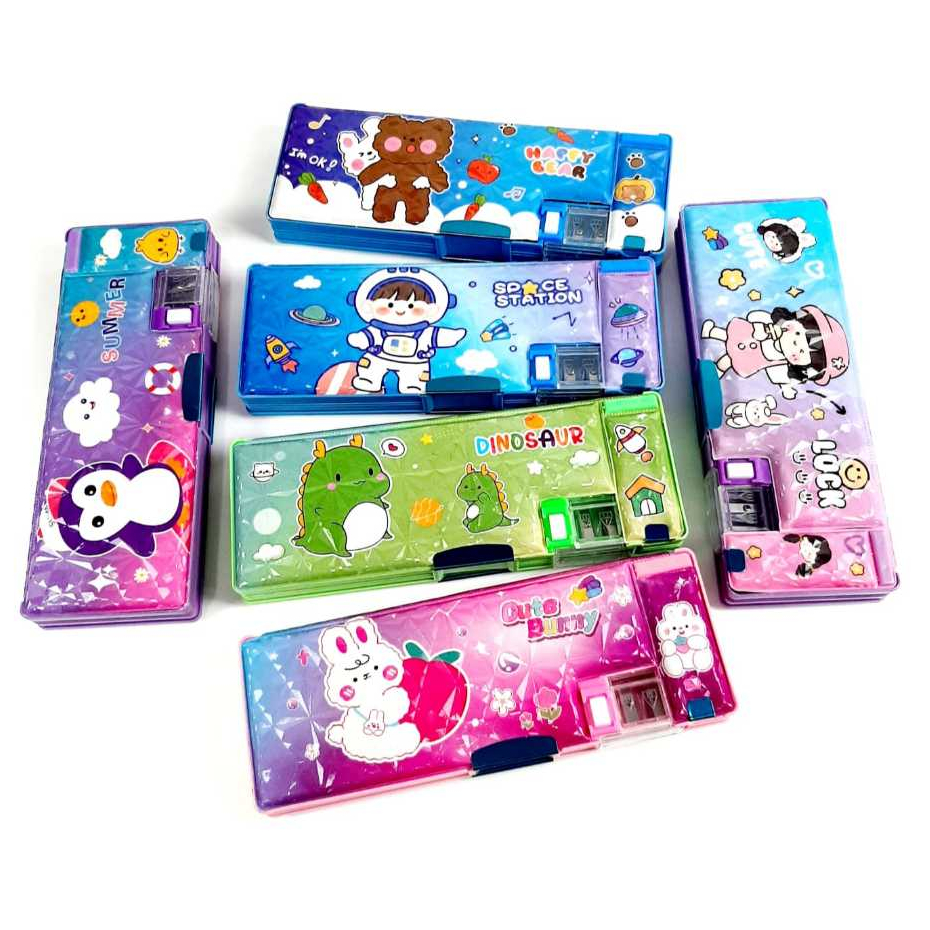 

Harga Grosir ( 12pcs ) Kotak Pensil Motif Dimensi + Serutan Tutup Magnet