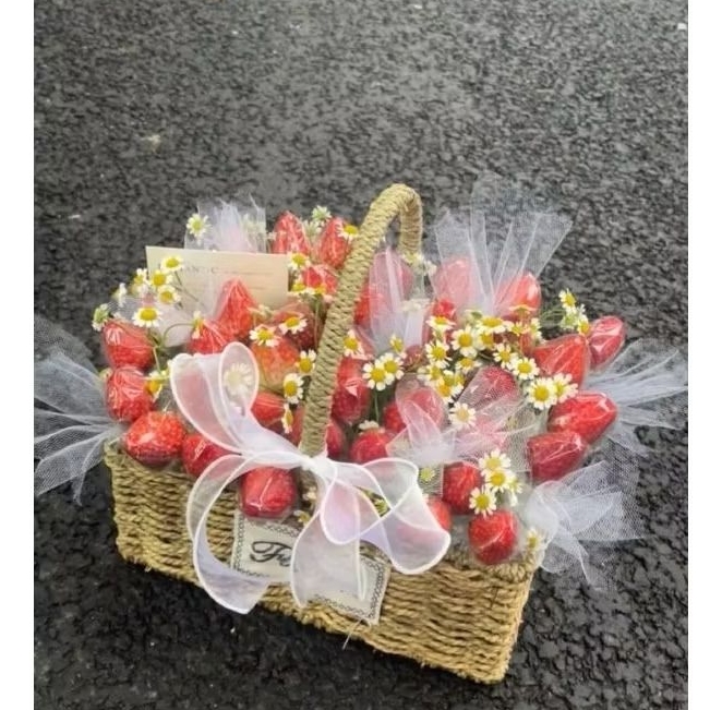 

the strawberry baskets bouquets bucket buket bunga segar fresh instan order sekarang kekasih sahabats hampers imlek cny sincia hampers buah