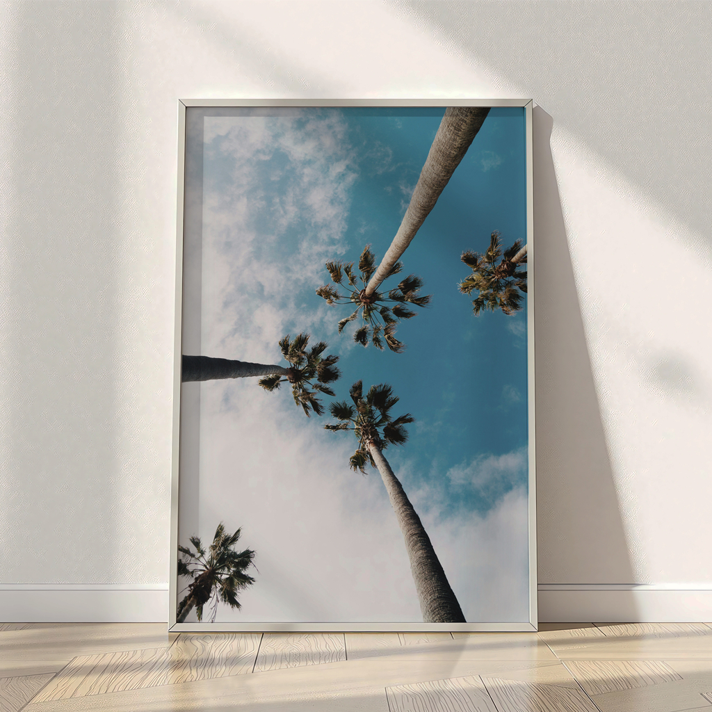 PalmVista Poster Pohon Kelapa – Pemandangan Perspektif Bawah Pohon Kelapa, Gambar Alam Tropis Esteti