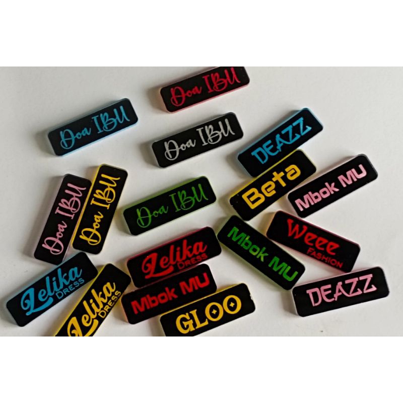 

label akrilik hitam tulisan warna, label hijab murah, label hijab akrilik ( 3,5 x 1, 2 cm ) Bisa request