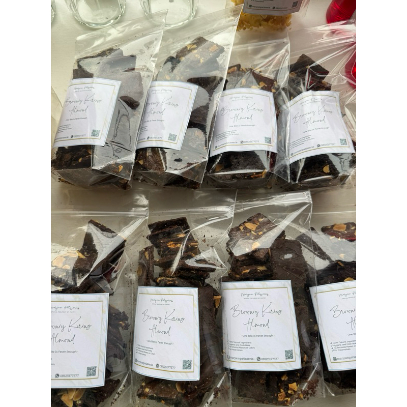 

Brownies Kering Almond/Mede