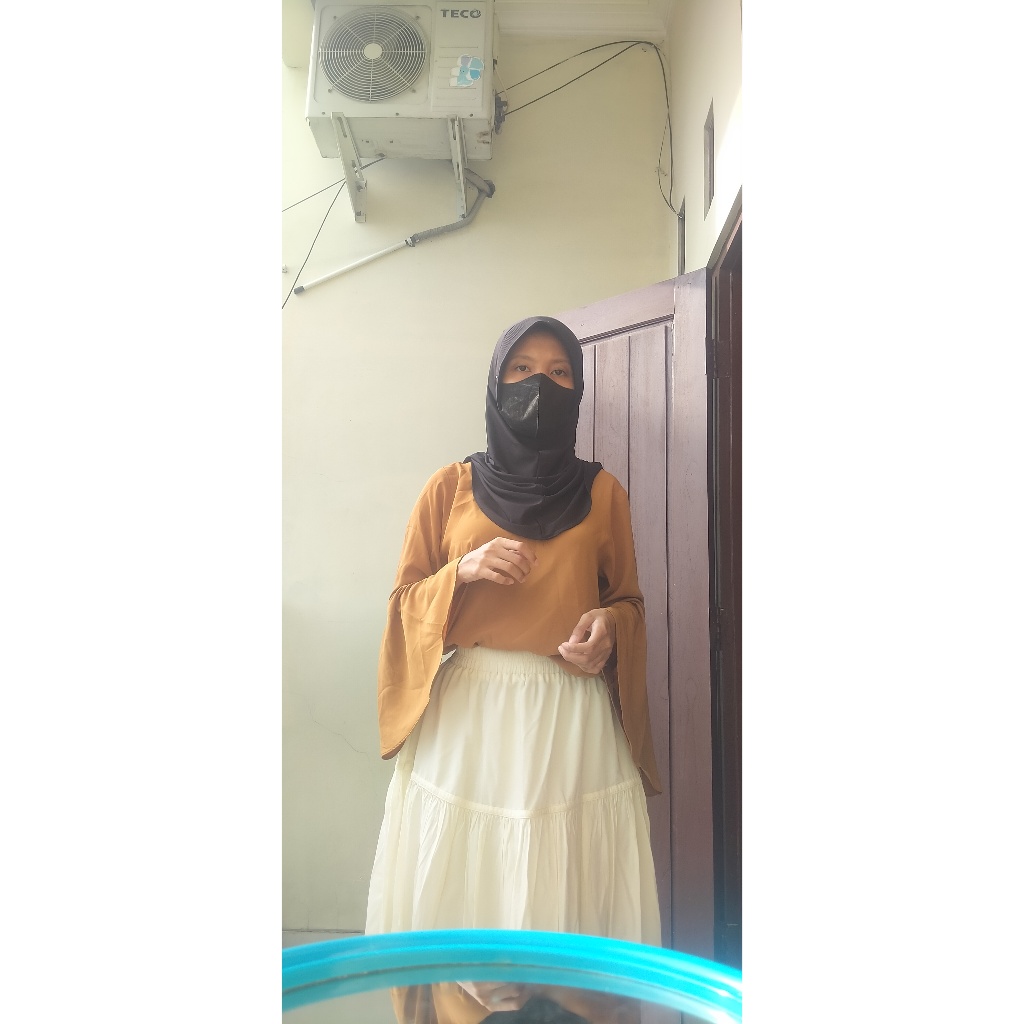 (feel free nego.preloved/bekas) BLOUSE NOBBY LENGAN TEROMPET LEBAR WARNA COKELAT CAMEL KREM CREAM