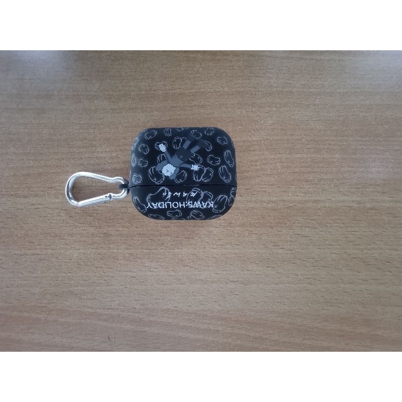 casing apple airpods kaws holiday,case apple airpods kaws holiday,casing apple airpods silicone,soft