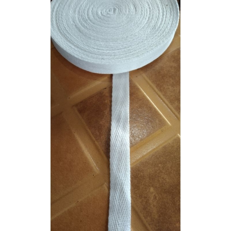 

pita katun ukuran 1,5 cm harga 11000 perrol is 15yardi