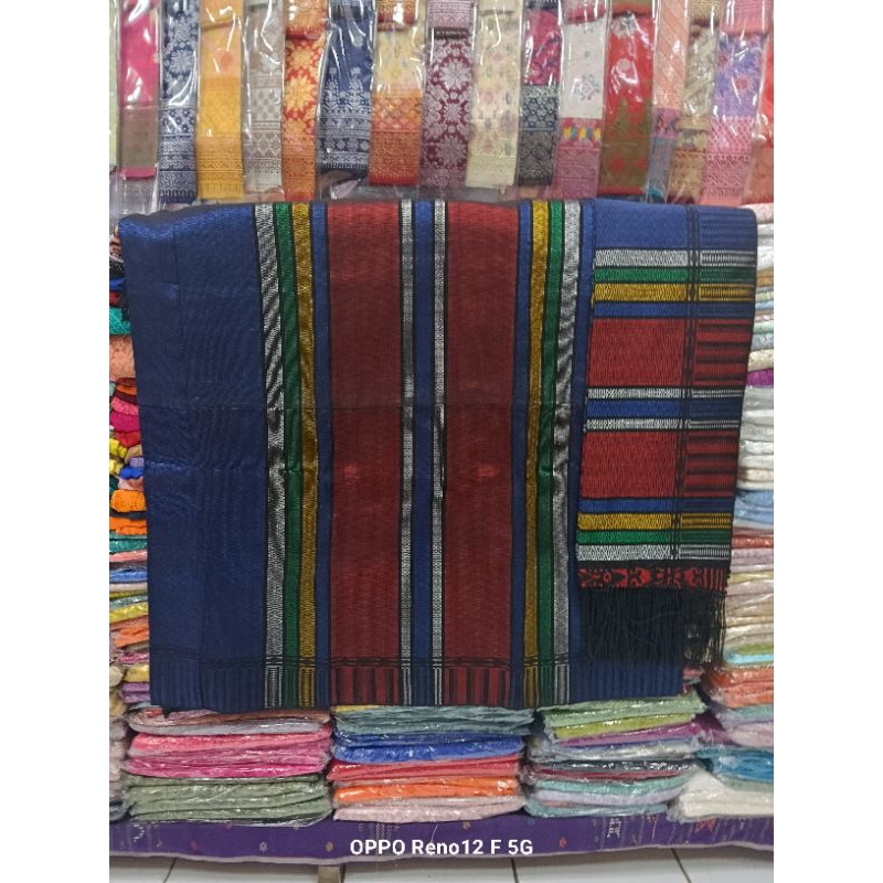 SONGKET TARUTUNG TUMTUMAN SAMBUNGAN WARNA BIRU TUMPAL MERAH.