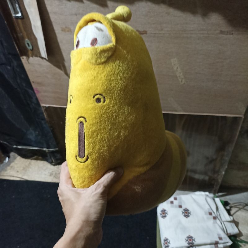 BONEKA LARVA HIJAU
