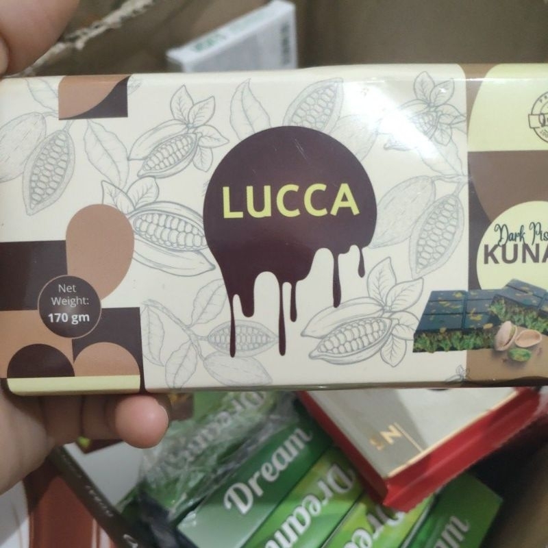

dubai coklat Lucca Dengan kunefe dan dark pistachio berat 170 gr