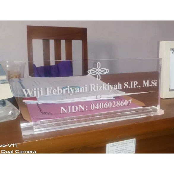 

Custom Papan Nama Meja Kantor Akrilik Bening Tulisan UV Print