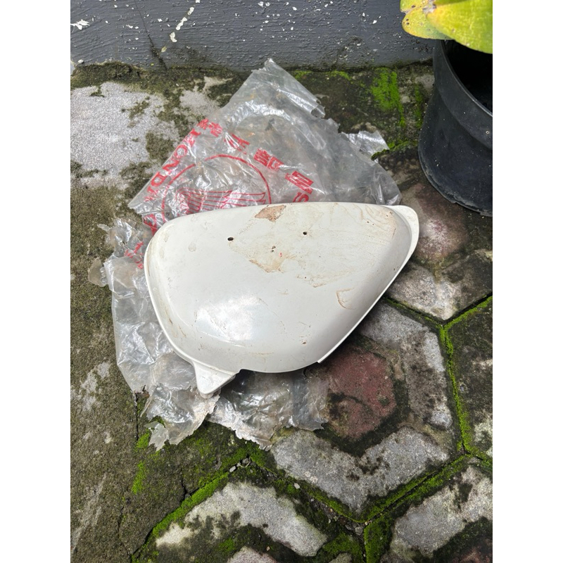 Cover Side Honda CB100 Tutup Aki CB 100 Original Baru Kiri